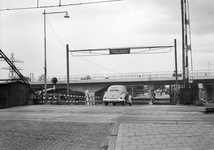 839926 Gezicht op het in aanbouw zijnde viaduct over de Overschieseweg te Schiedam, met op de voorgrond de spoorwegovergang.